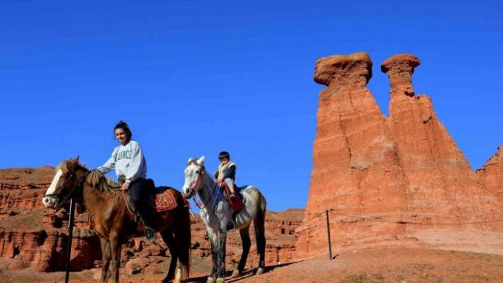 'Kırmızı Periler Diyarı'nda atlı safari ve bisiklet turu