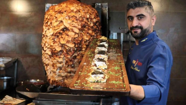 'Piton döner' Portakal Çiçeği Karnavalı'nda