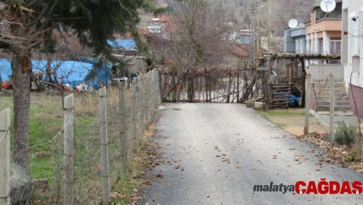 'Tapusu bende' diyerek yolu ulaşıma kapattı