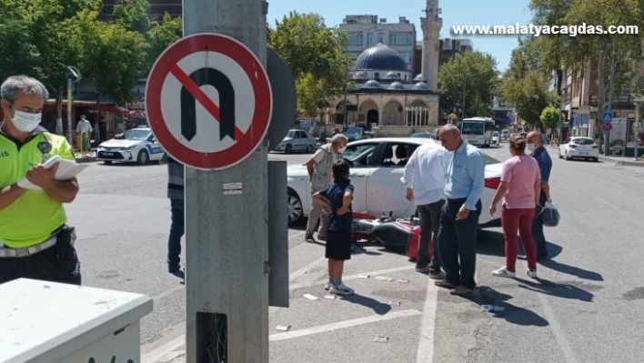 'U' dönüşü kazaya neden oldu: 2 yaralı