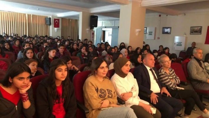 'Uçurum' adlı tiyatro oyunu, öğrencilerin beğenisini kazandı