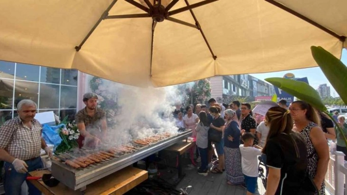 1 tonluk dana kesip Adanalılara kebap ziyafeti sundu