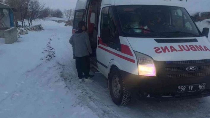 104 köy yolunda ulaşım sağlanamıyor, vakaya giden ambulans da yolda kaldı