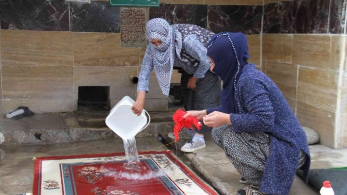 110 yıllık çeşmede bayram öncesi halılar yıkanmaya başlandı