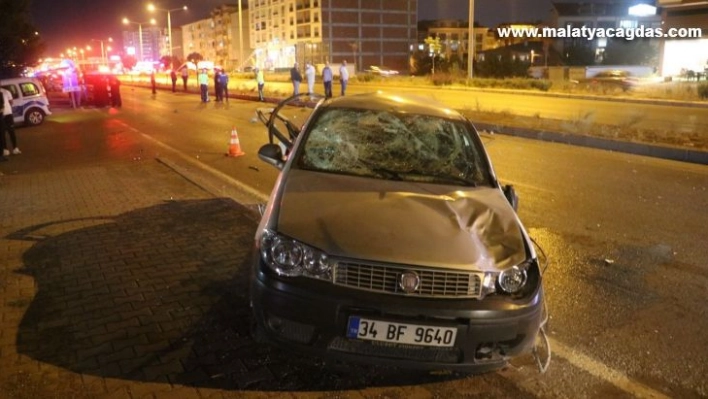 13 yaşındaki yayaya çarpan otomobil takla attı: 1'i ağır 2 yaralı