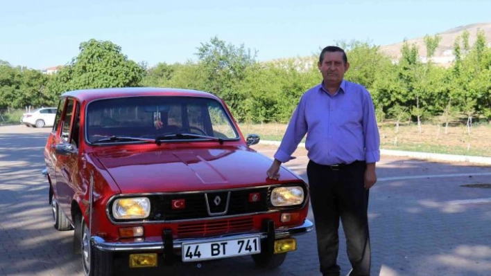 1975 model otomobiline çocuğu gibi bakıyor