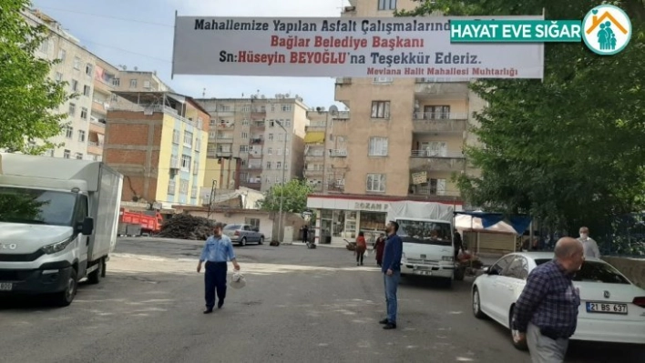 20 yıl sonra asfaltla tanışan mahalle sakinlerinden Başkan Beyoğlun'a pankartlı teşekkür