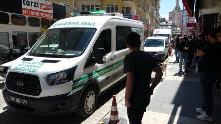 25 yaşındaki genci babası ve ağabeyi doğalgaz borusuna asılı buldu