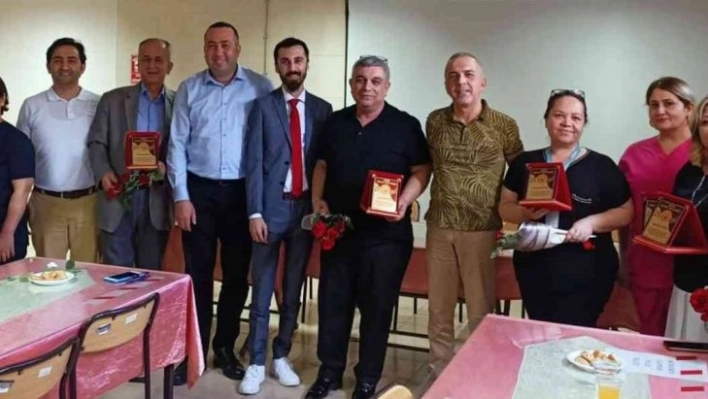 25 yılını dolduran sağlık çalışanlarına plaket verildi