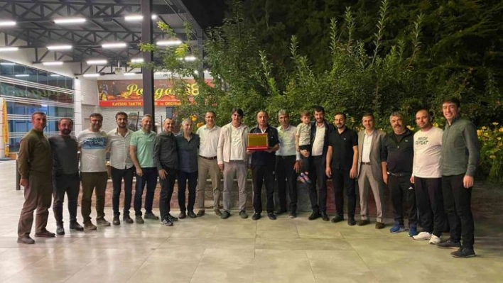 26 yıllık halı saha serüvenini sonlandıran Çat'a plaketli veda