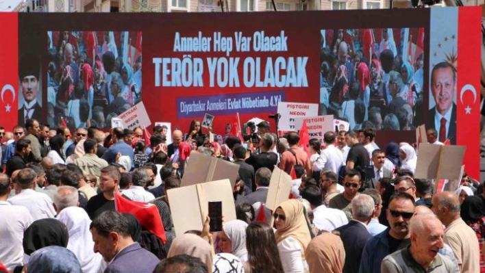 4 yıldır evlat nöbetinde olan aileler vatandaşa kepenk kapatan HDP'nin kepengini kapattı