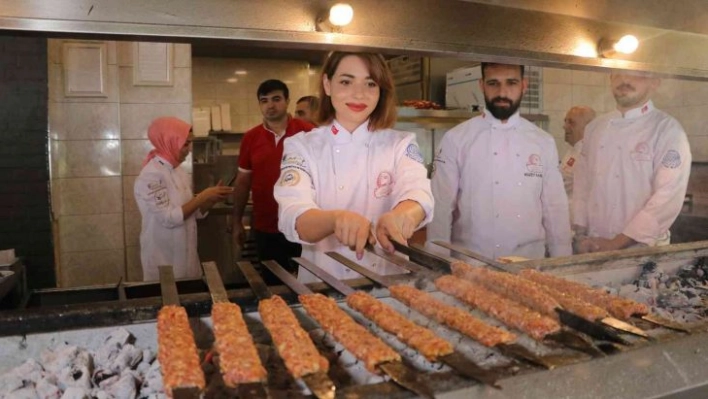 69 yıllık kebap ustasından eğitim alan gençlere sertifika