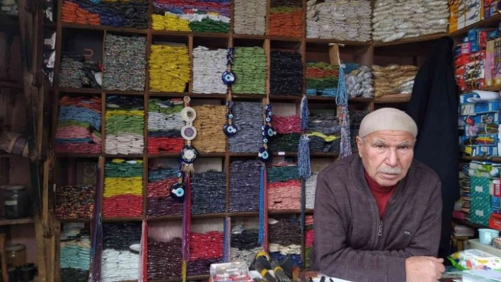 72 yaşındaki Alaattin amca 57 yıldır boncukçuluk yaparak  geçimini sağlıyor