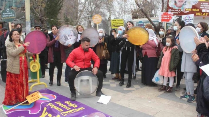 8 Mart Dünya Kadınlar Günü açıklaması sonrası halaylar çekildi