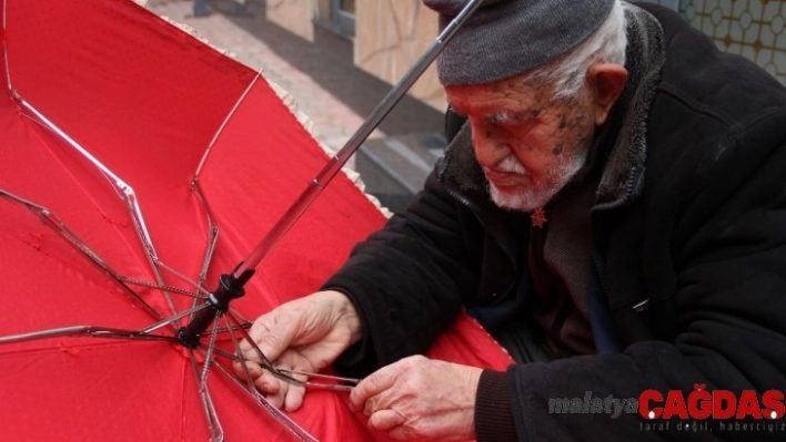 90 yaşında gözlük kullanmadan şemsiye tamir ediyor