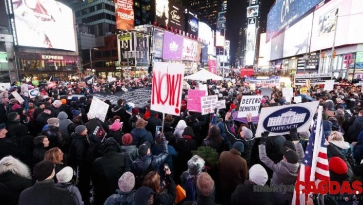 ABD'liler Trump'ın azli için Times Meydanı'nda toplandı