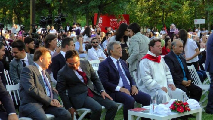 Abdullah Gül Üniversitesi 5. mezunlarını verdi