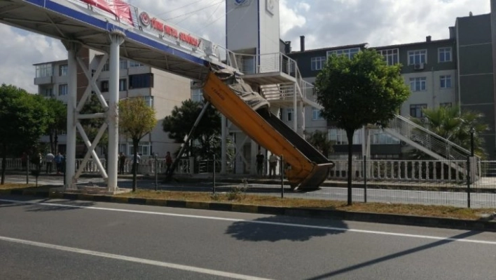 Açık unuttuğu damperi üst geçide takılı kaldı