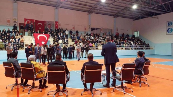 Adalet Bakanı Gül, Diyarbakır'da gençlerle buluştu