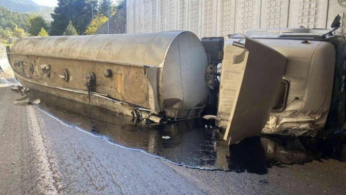 Adana'da asfalt yüklü tır devrildi: 1 yaralı