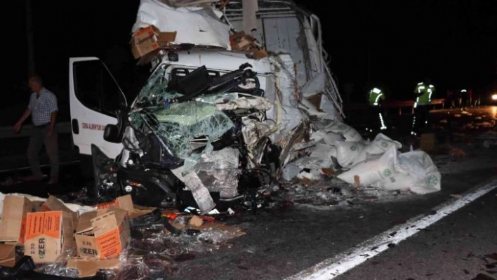 Adana'da lastiği patlayan kamyonet ile tır kafa kafaya çarpıştı: 4 yaralı