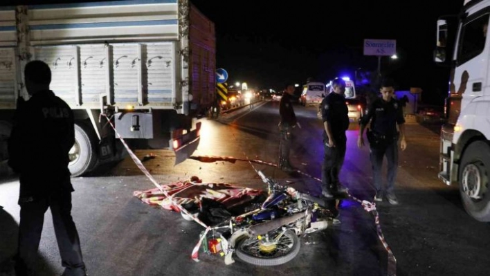 Adana'da motosiklet ile kamyon çarpıştı: 1 ölü, 1 yaralı