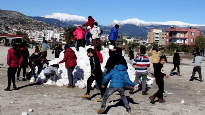 Adana'da öğrencilerin kar sevinci