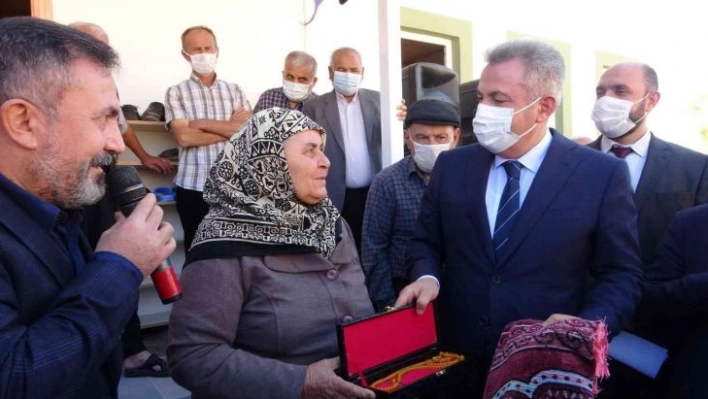 Adana'da orman yangınında yanan cami yeniden ibadete açıldı