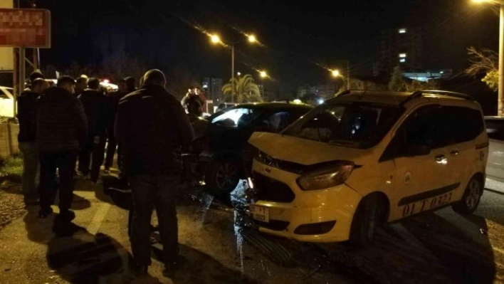 Adana'da otomobil ile ticari taksi çarpıştı: 5 yaralı