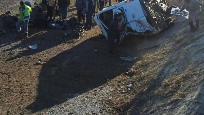 Adana'da tarım işçilerini taşıyan minibüs devrildi: 1 ölü, 10 yaralı