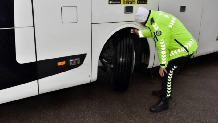 Adana polisinden kar lastiği mesaisi