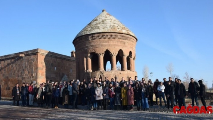 Aday öğretmenlere Ahlat'ın tarihi mekanları tanıtıldı