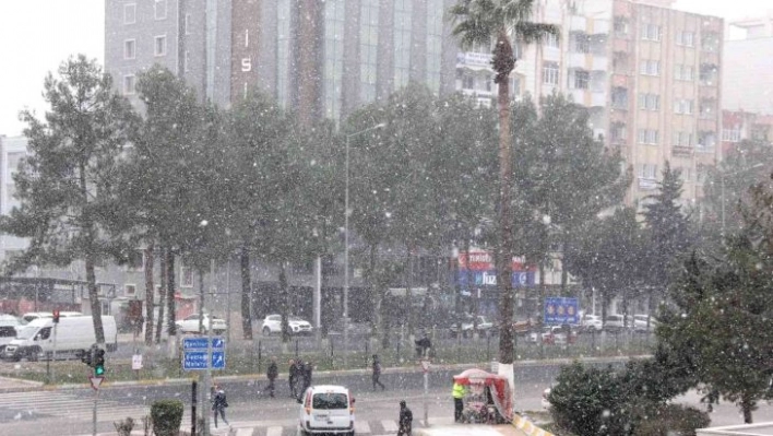 Adıyaman'a mevsimin ilk karı yağdı