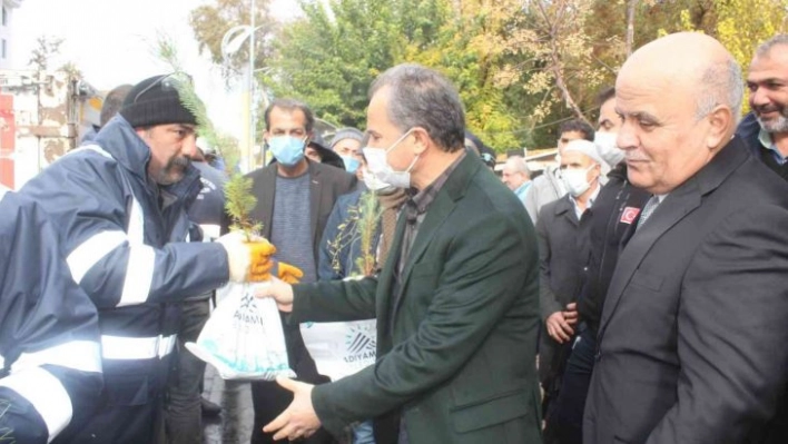 Adıyaman'da badem ve çam fidanı dağıtıldı