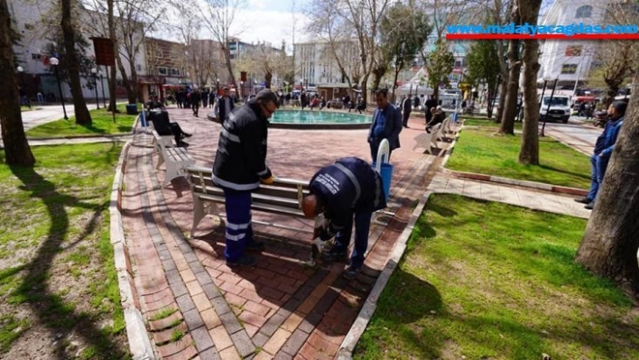 Adıyaman'da banklar sökülüyor