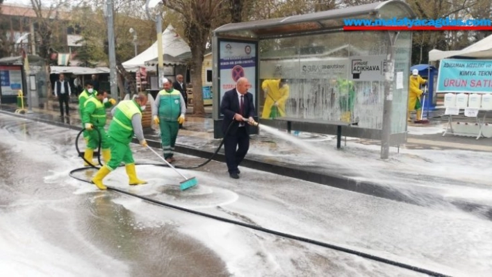 Adıyaman'da cadde ve sokaklar köpüklendi