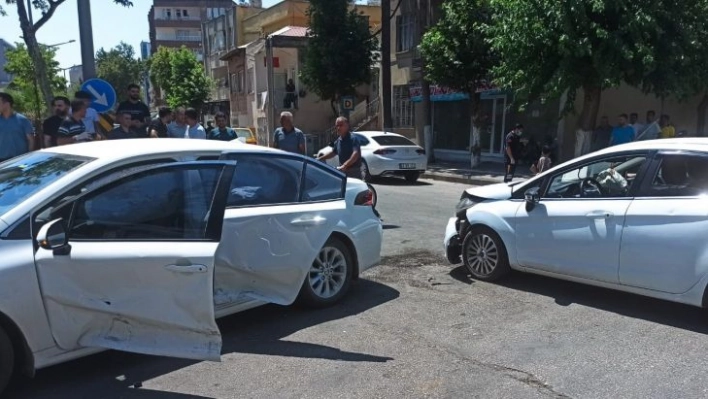 Adıyaman'da iki otomobil çarpıştı: 2 yaralı