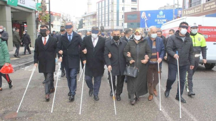 Adıyaman'da, kapalı gözlerle beyaz baston farkındalığı oluşturuldu