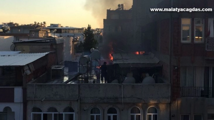 Adıyaman'da korkutan çatı yangını