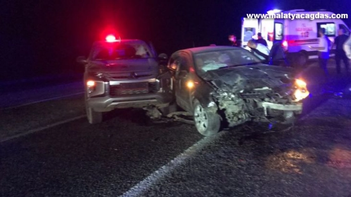 Adıyaman'da otomobil ile kamyonet çarpıştı: 6 yaralı