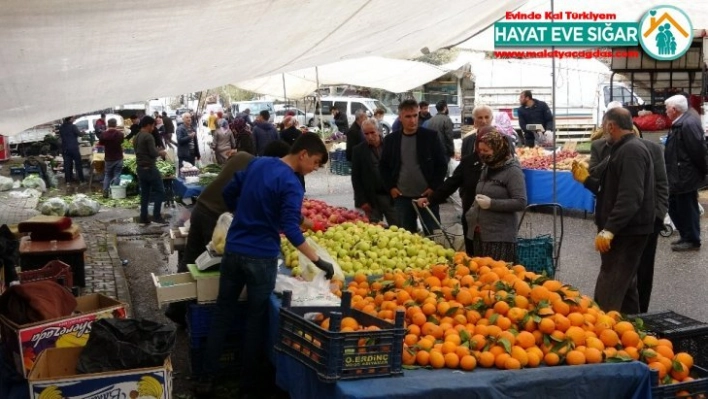 Adıyaman'da pazarlarda insan yoğunluğu