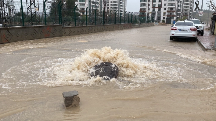 Adıyaman'da sel suları cadde ve sokakları göle çevirdi