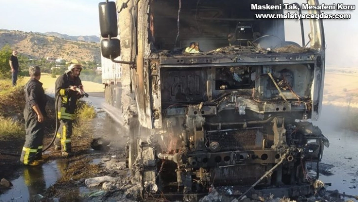 Adıyaman'da yanan tır alev topuna döndü