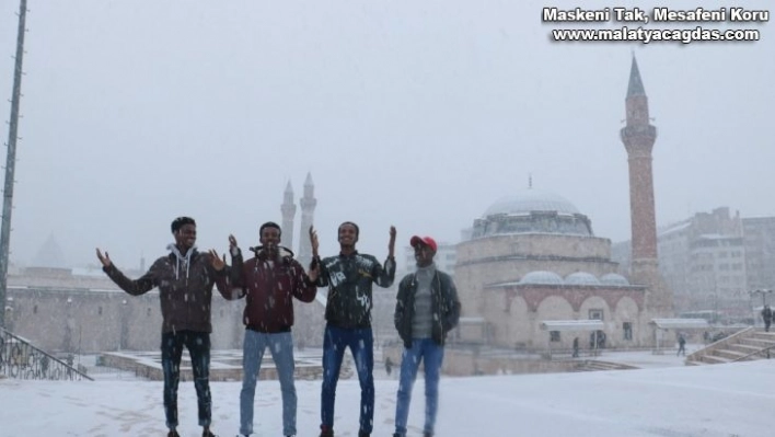 Afrikalı öğrenciler Mart ayında lapa lapa yağan karın tadını çıkarttılar