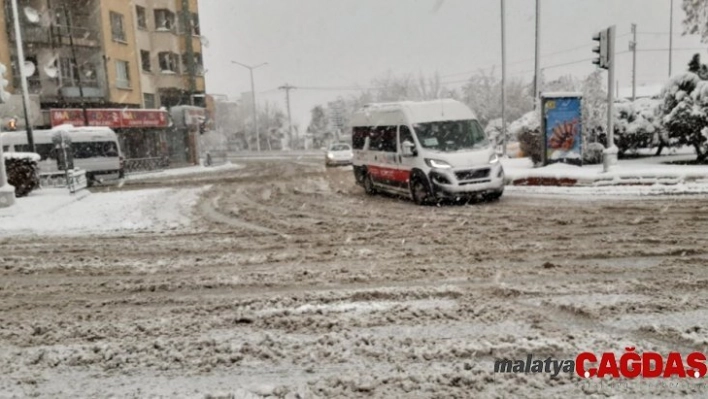 Afyonkarahisar'da kar kalınlığı 20 santimetreyi buldu