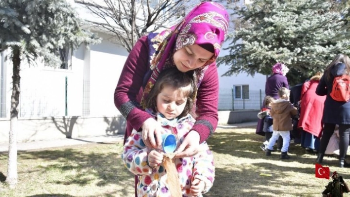 Ağaç sevgisi çim adamlarla aşılandı