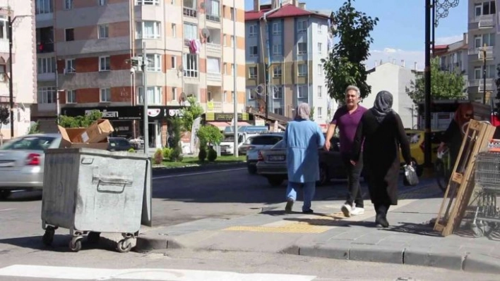 Ağacın altında kalmaktan son anda kurtuldu, hortumu bırakmadan kaçtı