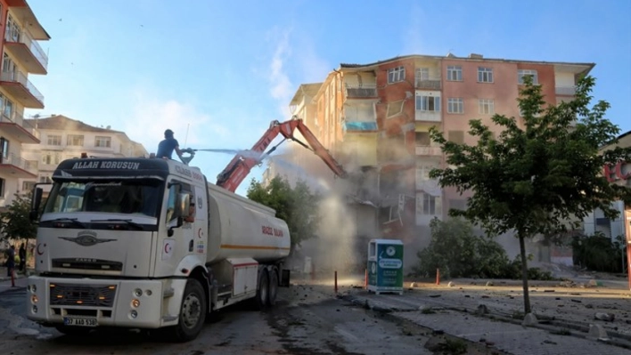 Ağır hasarlı binaların yıkımı ve enkaz kaldırma çalışmaları sürüyor