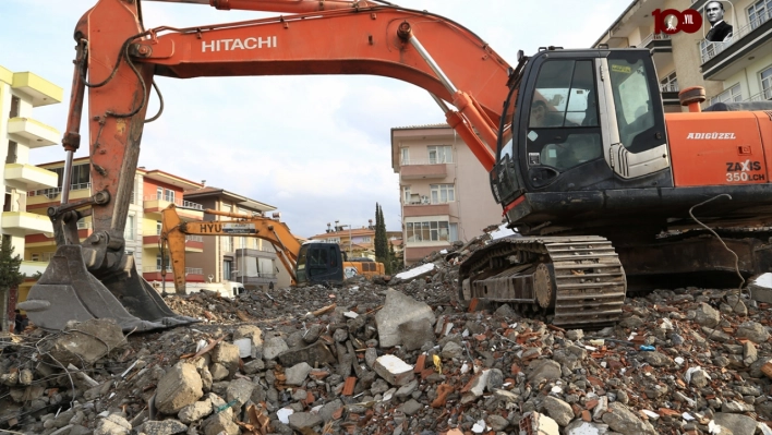 Ağır hasarlı binaların yıkımı sürüyor