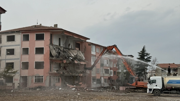 Ağır hasarlı binaların yıkımı devam ediyor